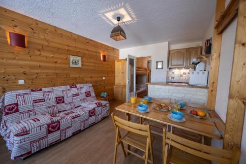 un salon avec un canapé et une table dans l'établissement Doux Crépuscule - Au bord des pistes - Parking, à Enchastrayes