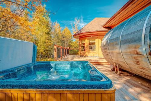 Piscina de la sau aproape de Private Hot Tub Sauna Ski Indoor Pool Bee