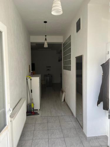 corridoio con pavimento piastrellato e parete bianca di Apartment studio a Konjic