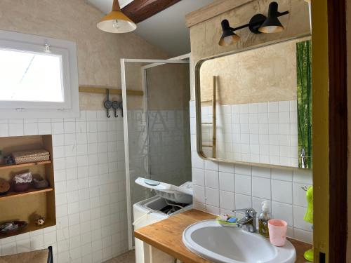 Le PougetにあるLe Mazetのバスルーム(洗面台、鏡付)