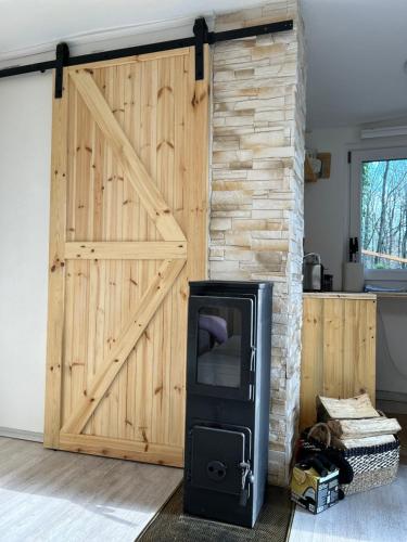 przesuwane drzwi stodoły z telewizorem przed nim w obiekcie Ferienhaus Lavendel w mieście Obergurig