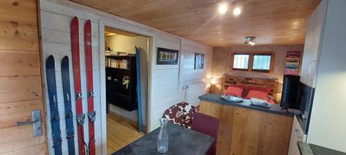 une chambre avec des skis sur le mur dans une cabine dans l'établissement studio des dents de lanfon, à Écharvine