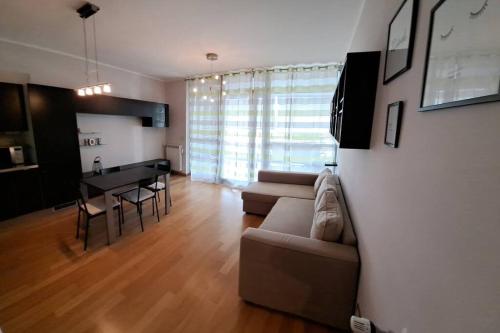 een woonkamer met een bank en een tafel bij Appartamento Le Vele in Fiumicino