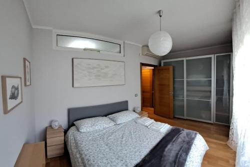 um quarto com uma cama num quarto branco em Appartamento Le Vele em Fiumicino