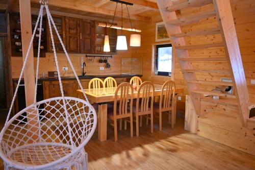 - une cuisine avec une table et des chaises dans une cabine dans l'établissement Skroviste, Zlatibor-Vodice, à Zlatibor