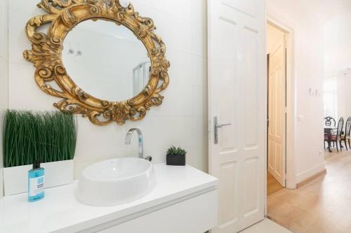 a bathroom with a sink and a mirror on the wall at Estilo, luz y elegancia en Vigo by CABANA Rentals in Vigo