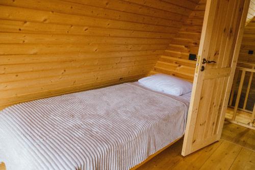 ein Schlafzimmer mit einem Bett in einem Blockhaus in der Unterkunft Address number 8 in Yeghegnadzor