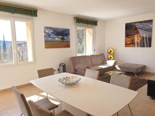 a living room with a white table and chairs at la grande villa in Aix-en-Provence