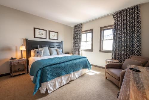 a bedroom with a bed and a couch at The Lodge at Mountaineer Square in Mount Crested Butte