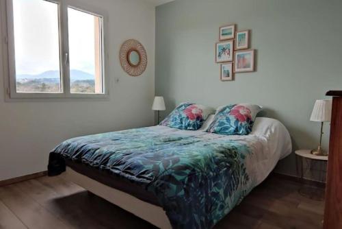 une chambre avec un lit et une fenêtre dans l'établissement Villa privative des cinq tours avec piscine, à Vinezac