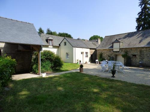 a yard of a house with a sculpture in the grass at Château de BEL AIR in Aucaleuc