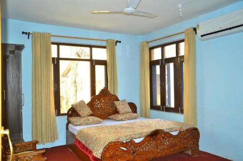 Hotel John's Palace في سريناغار: غرفة نوم بسرير ونوافذ