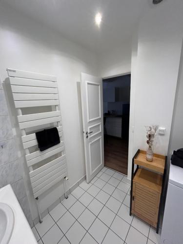 ein Bad mit einem Waschbecken, einem WC und einer Tür in der Unterkunft Appartement / Loft Paris 8ème in Paris
