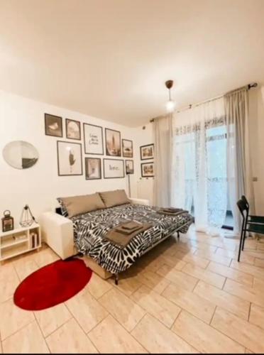 una camera con un letto e un tappeto rosso di B&B Da Noi a San Marino