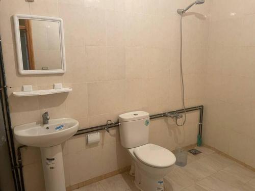 bagno con servizi igienici e lavandino di Een mooie familie appartement a Aït Farts