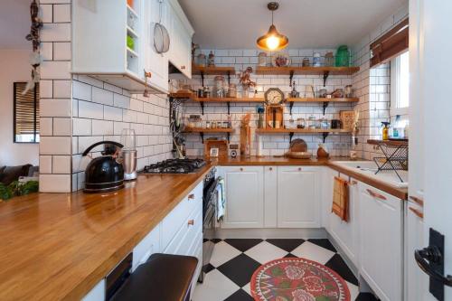 Kuchyň nebo kuchyňský kout v ubytování Stylish 1 Bedroom Apartment in Hackney