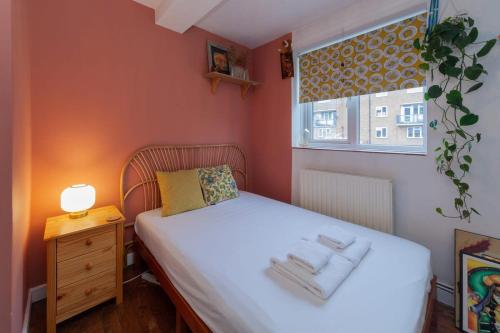 Postel nebo postele na pokoji v ubytování Stylish 1 Bedroom Apartment in Hackney
