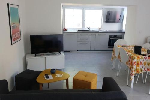un salon avec un canapé et une table dans l'établissement Appartement 2 chambres avec jardinet privatif - 200m de la plage Pereire, à Arcachon