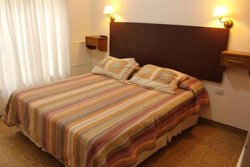 En eller flere senge i et værelse på Departamentos Cervantes UNO