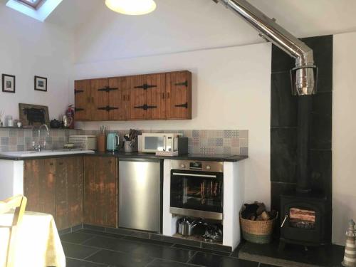 Kuchyň nebo kuchyňský kout v ubytování Hidden Cottage Gem HotTub, Firepit, coastal walks