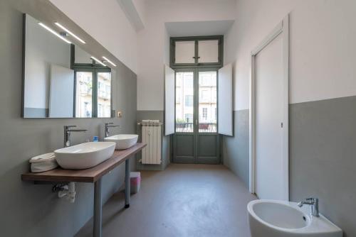 un bagno con due lavandini e due specchi di Torino Station Relais a Torino