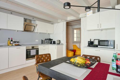 una cocina con una mesa con un bol de fruta. en XZLLENZ: frisch renoviertes Fachwerk, 100qm, Netflix, Zentrum, Balkon, en Schwabach