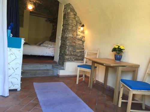 a room with a table and chairs and a bed at B&b Il Tulipano in Polverara