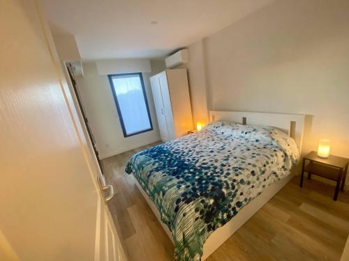 une petite chambre avec un lit et une fenêtre dans l'établissement Nice Ouest- 2P au Calme, Piscine, AC, à Nice