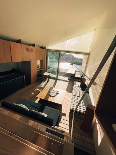 - une vue de tête sur un salon sur un yacht dans l'établissement Cabanon Le Perchoir des Goudes, à Marseille