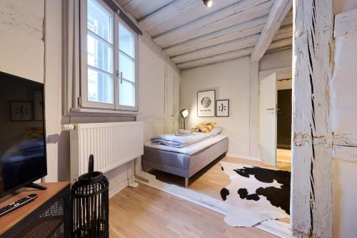 Letto o letti in una camera di COZY SCHWABACH # frisch renoviertes Fachwerk # 100qm # Modern # Balkon # Netflix