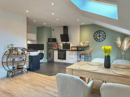 a kitchen and living room with a table and chairs at Duplex T3 Hypercentre 65m² in Voiron