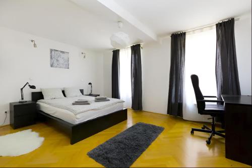 ブダペストにあるDamati Kft Liszt Ferenc ter Inner City Flatのベッドルーム1室(ベッド1台、デスク、椅子付)