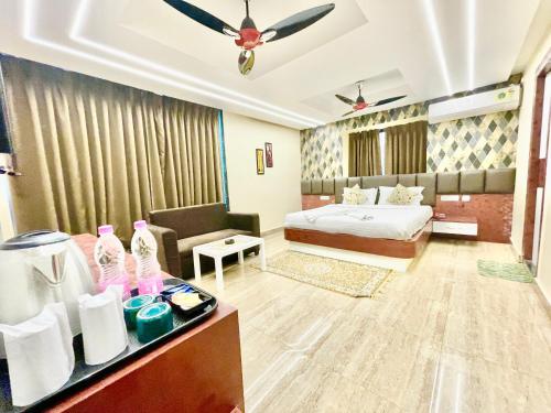 um quarto de hotel com uma cama e um sofá em Hotel Yashasvi ! Puri fully-air-conditioned-hotel near-sea-beach-&-temple with-lift-and-parking-facility breakfast-included em Puri