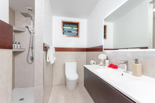 uma casa de banho com um lavatório, um WC e um chuveiro em Atupa Suites em Avatiu