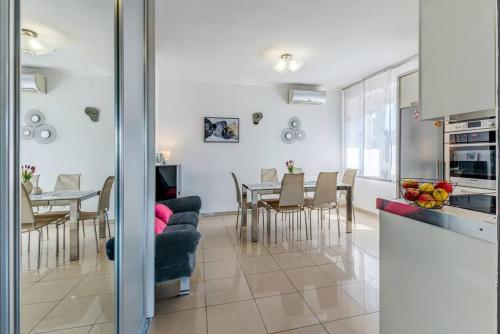 SeaView Apartment in City Centre