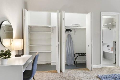 um quarto branco com uma secretária e um closet em 2BR Sunny Apartment in Hyde Park - Windermere 211 em Chicago