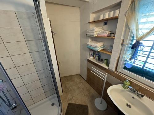 La salle de bains est pourvue d'une douche, de toilettes et d'un lavabo. dans l'établissement Apartment Marijeta Kaštela, à Kaštela