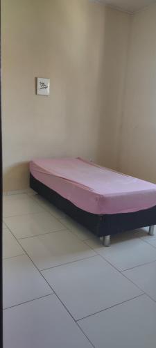 Bett in einem Zimmer mit einer lila Matratze in der Unterkunft Casa em Jacuípe BA in Camaçari