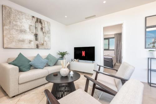 ViVi Homes - Carma Pool, Terrace, Garden & Beach