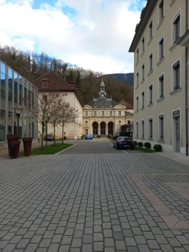 an empty street in front of a building at Residence du parc in Saint-Martin-dʼUriage