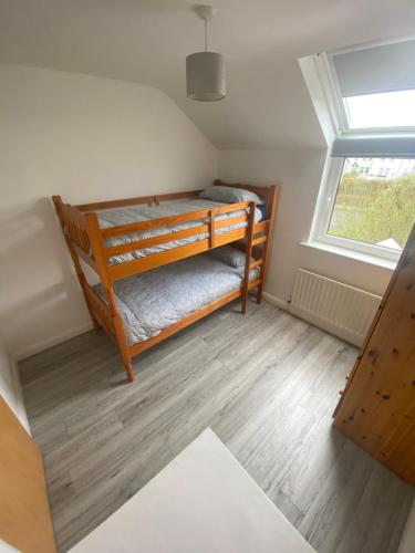 Postel nebo postele na pokoji v ubytování Téach Cara - 5 Bedroom - Culdaff