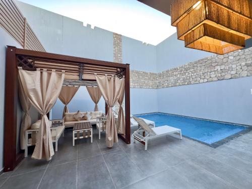Zimmer mit einem Tisch, Stühlen und einem Pool in der Unterkunft Luxury Villa Bali Al Gouna Hurgh in Hurghada