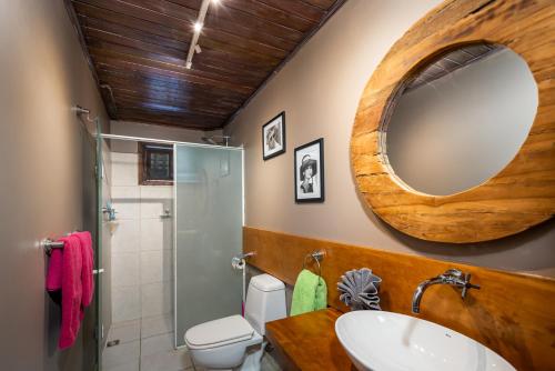 a bathroom with a sink and a mirror at Casa Calexico in Kralendijk