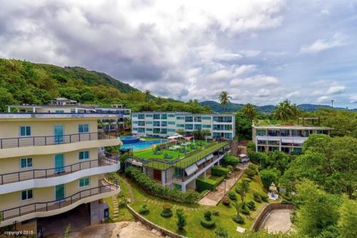 uma vista aérea de um resort com uma piscina em Seaview Apartments - Karon Beach em Ka Rorn