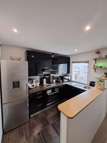 une cuisine avec un réfrigérateur blanc et un comptoir dans l'établissement Appartement cosy à Créteil., à Créteil