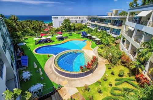 uma vista aérea da piscina no resort em Seaview Apartments - Karon Beach em Ka Rorn