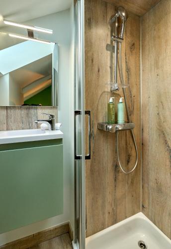 une salle de bain avec douche et lavabo dans l'établissement Little Jungle Atypique Nevers BY Primo Conciergerie, à Nevers