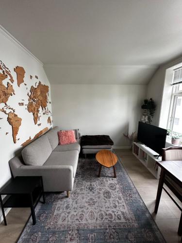 salon z kanapą i mapą na ścianie w obiekcie Bjørn's Sanctuary - City Center w Stavangerze