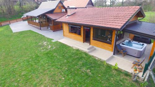 an overhead view of a house with a hot tub at Kuća za odmor Šumska idila in Velika Gorica