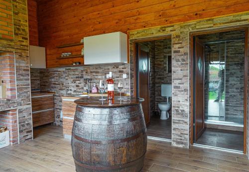 um bar de barril de vinho numa sala com paredes de madeira em Kuća za odmor Šumska idila em Velika Gorica